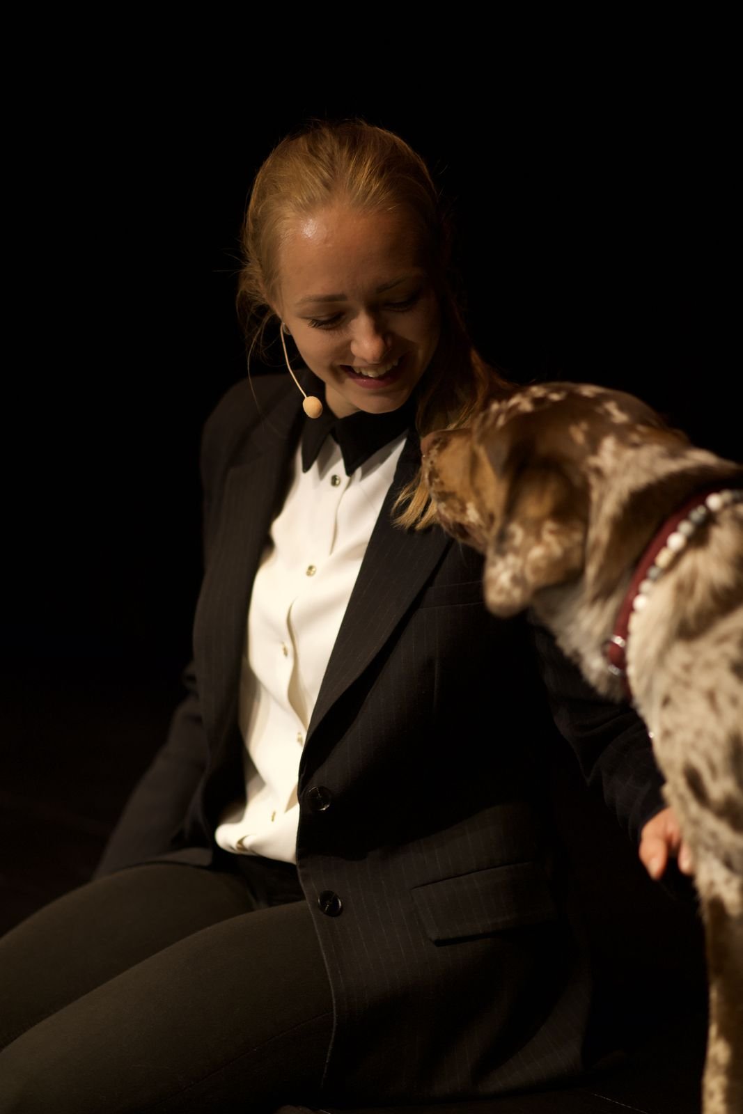 Anna-Lena Bachert mit Hund auf der Bühne