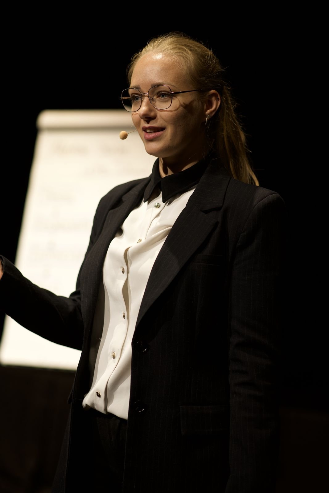 Anna-Lena Bachert auf der Bühne — Portrait